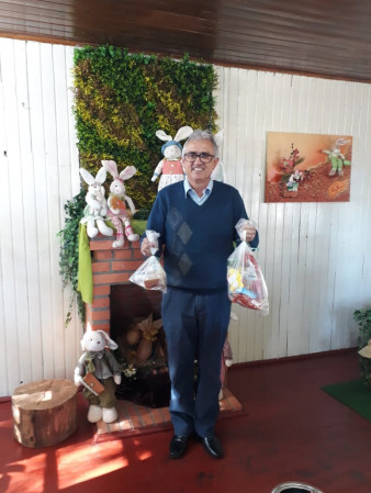 Administração entrega kits de Páscoa para integrantes do projeto Criança Esperança