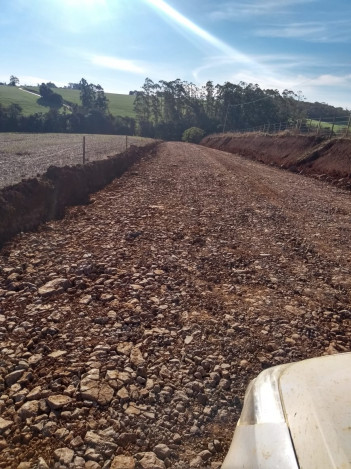 Secretaria de obras atua no melhoramento de estradas