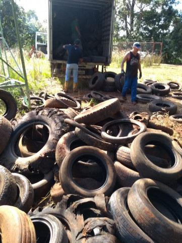 Nova remessa de pneus inservíveis é carregada em Pejuçara