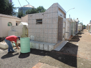 Servidores atuam na limpeza do Cemitério Municipal devido ao dia de Finados