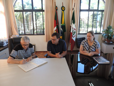 Marcos Villani assume comando do Município