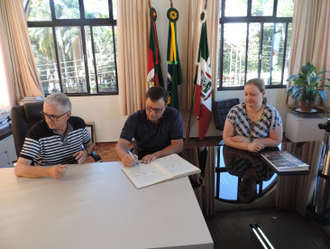 Marcos Villani assume comando do Município