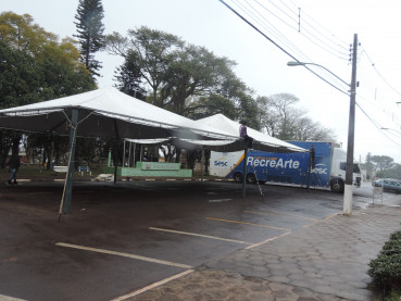 Instabilidade climática não atrapalha montagem de estrutura para Festa do Estudante