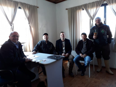 Prefeito em exercício recebe visita de integrantes da Apae