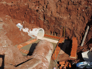 Clima propicia aceleração de obra infra estrutural na rua José Daronco