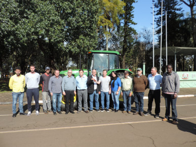 Trator adquirido com recursos federais é repassado a Secretaria da agricultura