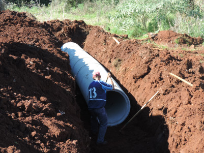 Rede pluvial está sendo instalada em ruas de Conjunto Habitacional