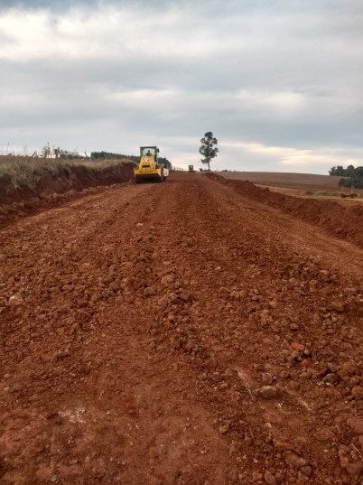 Secretaria de obras faz reparo em estradas prejudicadas pela chuva