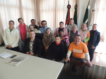 Prefeito em exercício recebe visita de integrantes da Apae