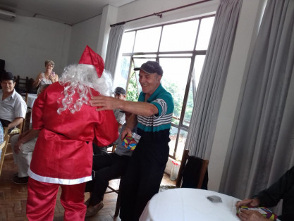 Grupo Conviver comemora a chegada do Papai Noel