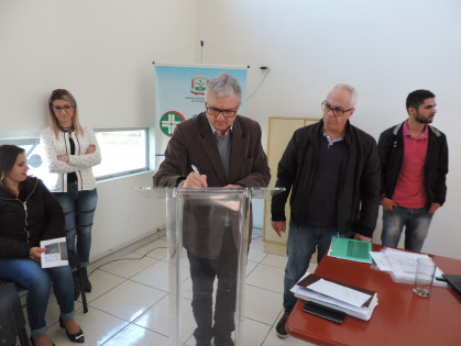Prefeito assina adesão a Planificação da Atenção à Saúde