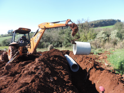 Rede pluvial está sendo instalada em ruas de Conjunto Habitacional