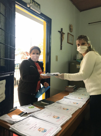 Emei Maria Schuster entrega material pedagógico à comunidade escolar