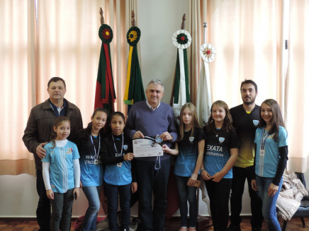 Prefeito homenageia meninas do Futsal de Pejuçara 