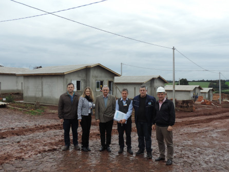 Superintendência da Caixa vistoria obras de conjunto habitacional