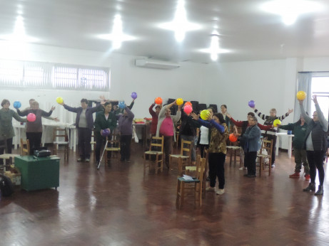 Idosos recebem caderneta de saúde em encontro realizado no CMI