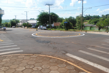Quadras recém asfaltadas ganham sinalização horizontal