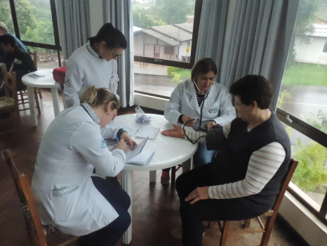 Idosos recebem caderneta de saúde em encontro realizado no CMI