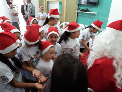 Integrantes do SCFV Criança Esperança recebem presentes de Natal