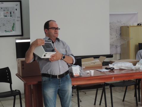 Equipe de profissionais da saúde participa de treinamento para manuseio de respirador