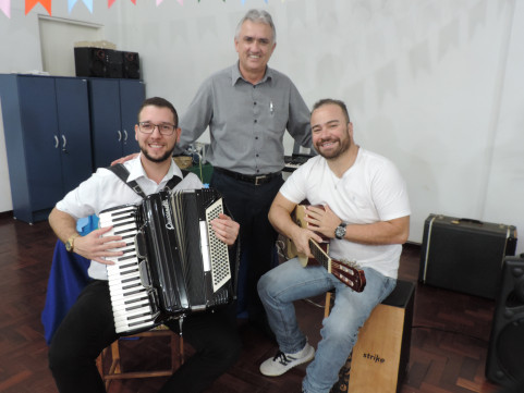 Cras realiza festa junina de integração entre grupos de idosos