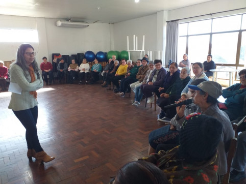 Atividade promove interação e troca de experiências entre idosos atendidos no CRAS