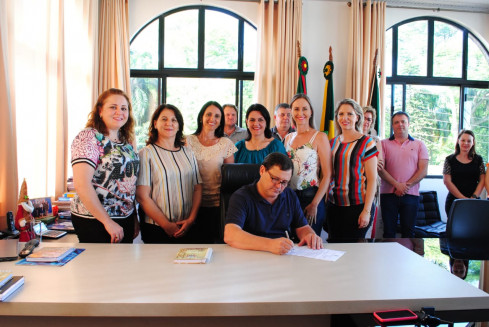 Equipes diretivas tomam posse em ato no gabinete do prefeito em exercício 