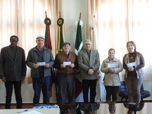 Prefeito entrega cheques a mais ganhadores do Nota Fiscal Gaúcha