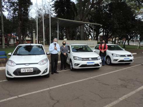 Prefeito entrega veículos novos para Educação e Assistência Social