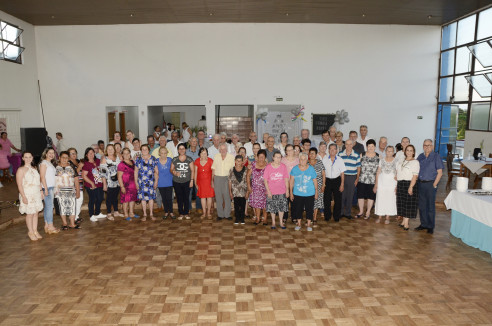 Idosos de Pejuçara confraternizam e celebram o réveillon 