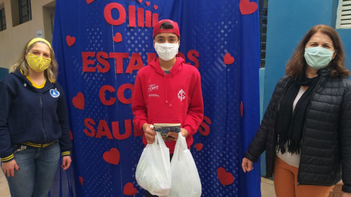 Drive-Thru da saudade marca 7ª etapa de entrega de material didático da Escola Municipal