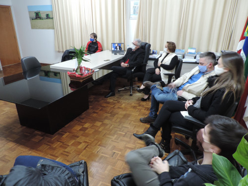 Prefeito Buzzatti é empossado vice-presidente da Famurs