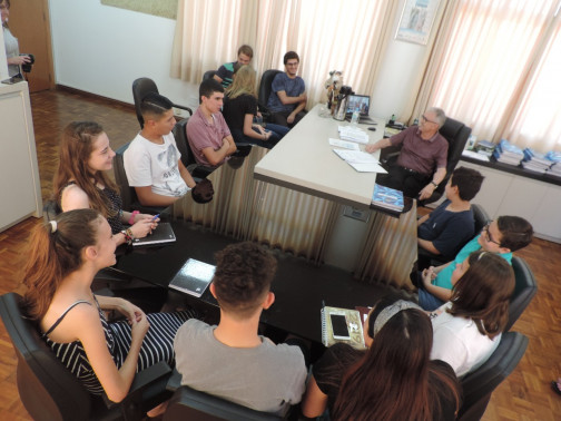 Prefeito recebe integrantes dos projetos Câmara Jovem e Vereador por um Mês