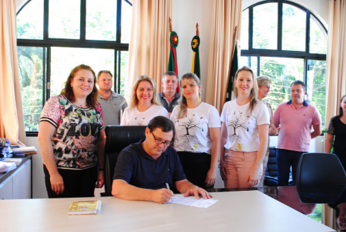 Equipes diretivas tomam posse em ato no gabinete do prefeito em exercício 