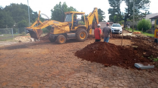Rede de escoamento pluvial é substituída na rua Padre José