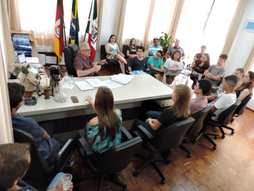 Prefeito recebe integrantes dos projetos Câmara Jovem e Vereador por um Mês