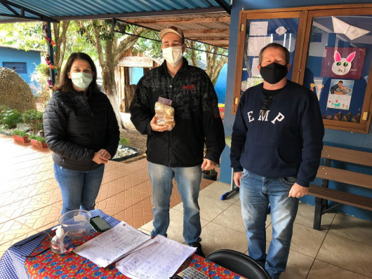 Tendinha junina da Escola Municipal tem boa adesão da população