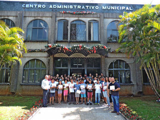 Banda Marcial Estudantil recebe homenagem da administração