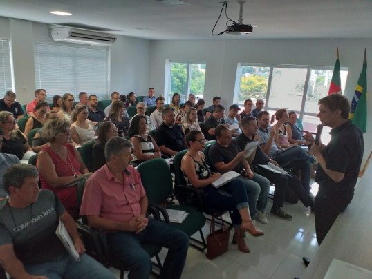 Prefeitos discutem Lei Eleitoral e suas obrigações em encontro promovido pela Amuplam