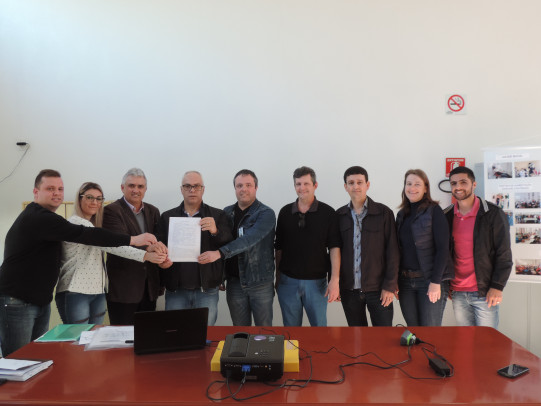 Prefeito assina adesão a Planificação da Atenção à Saúde