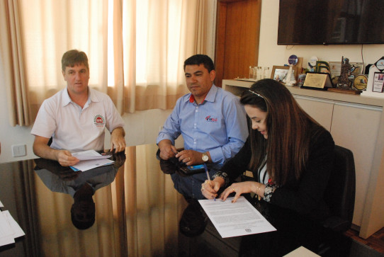 Prefeito assina contrato e ordem de serviço para obra de calçamento