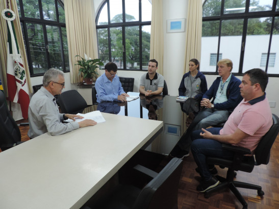 Prefeito paga subvenções a entidades assistenciais e representativas do município