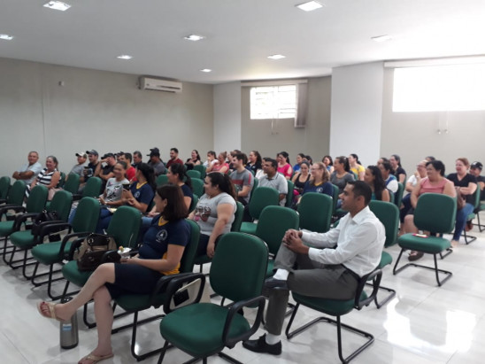 Palestrante traz exemplos cotidianos em encontro com servidores da Educação de Pejuçara