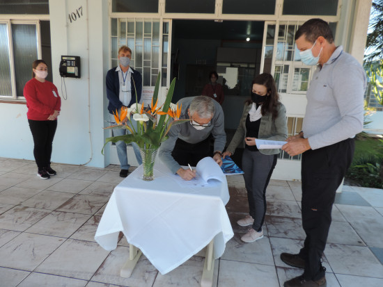 Prefeito assina repasses de recursos para o Hospital Rio Branco