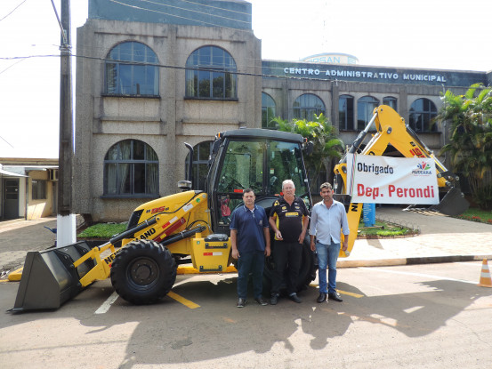 Município recebe retroescavadeira para a Secretaria da Agricultura