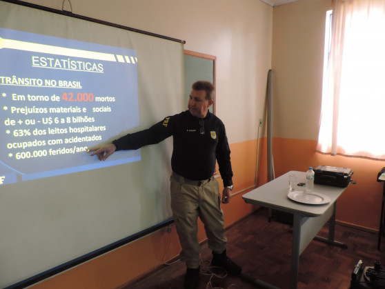 Alunos de Pejuçara falam sobre violência no trânsito com policiais da PRF de Ijuí