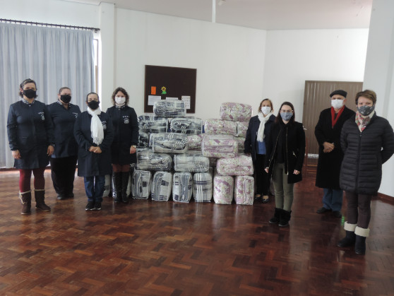 Usuários do Cras recebem edredons para enfrentar o frio