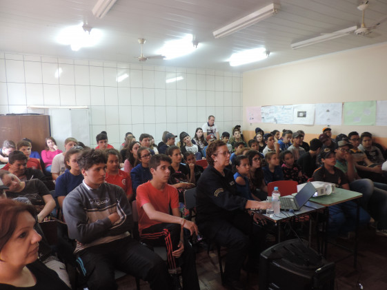 Alunos de Pejuçara falam sobre violência no trânsito com policiais da PRF de Ijuí