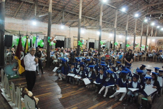 Alunos da Pré-Escola B Ciranda do Saber da EMEF se formam