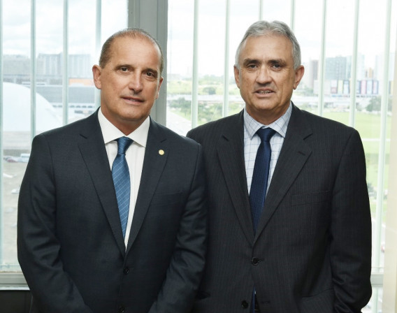 Em Brasília, prefeito Buzzatti encaminha com Ministro Onyx Lorenzoni solicitação de veículo para Assistência Social